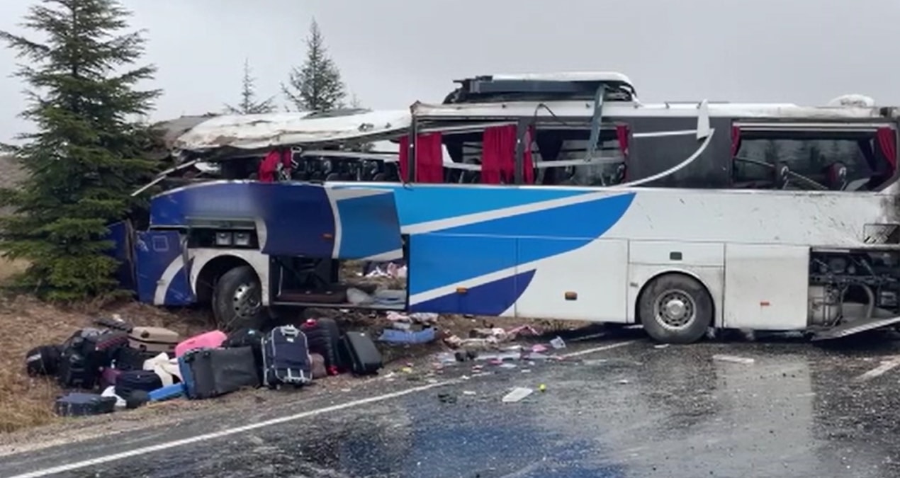 Eskişehir’de yolcu otobüsü devrildi: Ölü ve yaralılar var